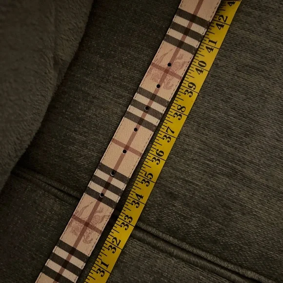 XL Men or women’s reversible belt black/multi with gold buckle.  New with box - Picture 3 of 4